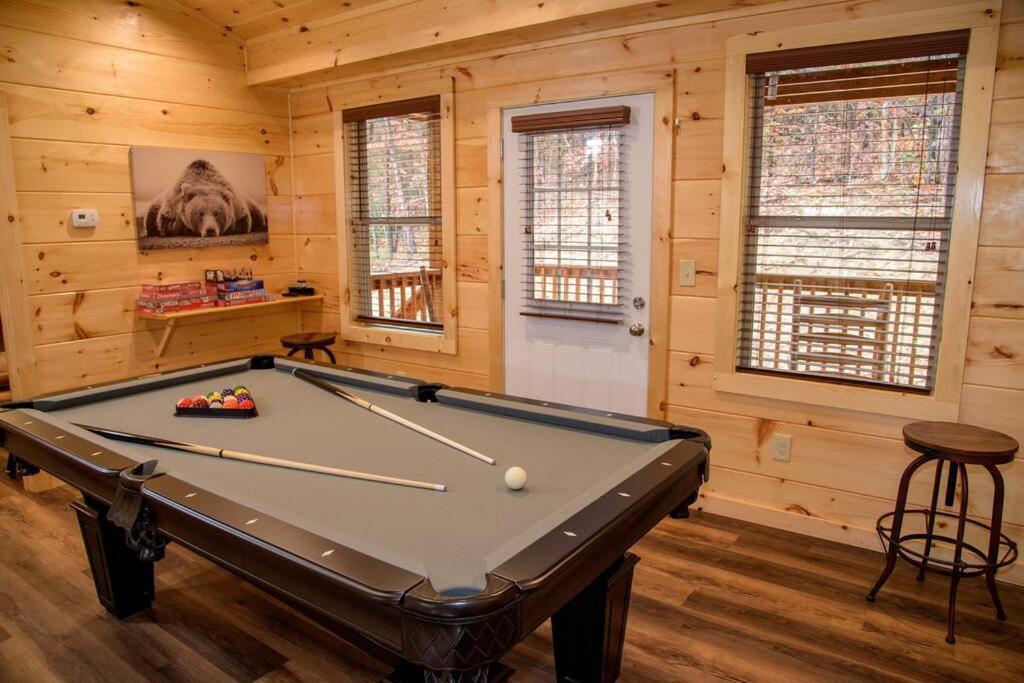 Spacious 2800 Sq Ft-Cozy Wood Cabin-New Build Pigeon Forge Exterior foto
