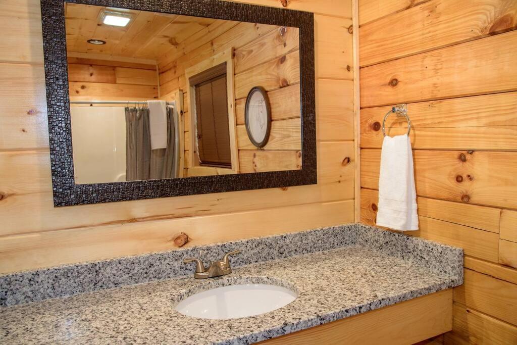 Spacious 2800 Sq Ft-Cozy Wood Cabin-New Build Pigeon Forge Exterior foto