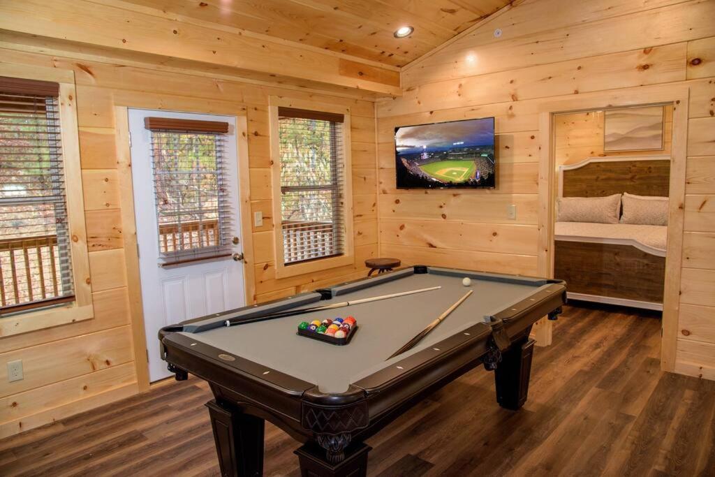 Spacious 2800 Sq Ft-Cozy Wood Cabin-New Build Pigeon Forge Exterior foto