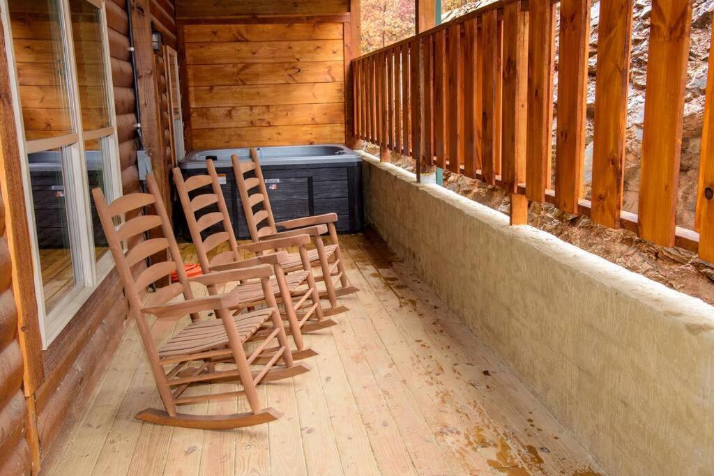Spacious 2800 Sq Ft-Cozy Wood Cabin-New Build Pigeon Forge Exterior foto