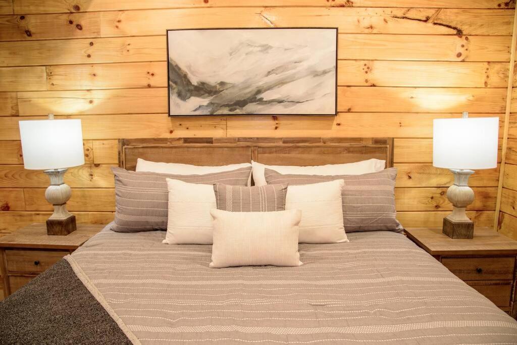 Spacious 2800 Sq Ft-Cozy Wood Cabin-New Build Pigeon Forge Exterior foto